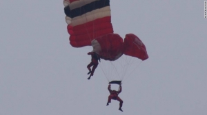 Army parachutist rescues teammate after chute failure