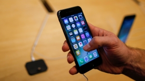 Apple Looks at making iPhones in U.S